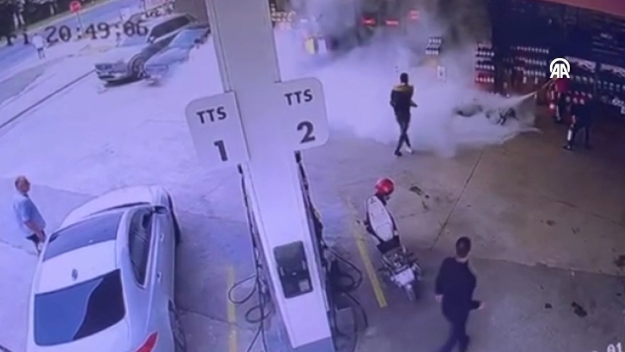 Akaryakıt istasyonunda motosiklette çıkan yangın güvenlik kamerasında