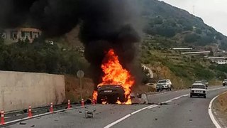 Antalya'da istinat duvarına çarpıp alev alan otomobildeki Polonyalı 2 turist yaşamını yitirdi