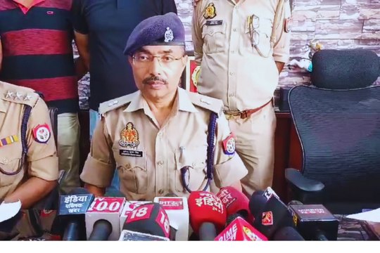 झांसी पुलिस ने 28 लाख की लूट का किया खुलासा, मुठभेड़ में बदमाशों के पैर में लगी गोली