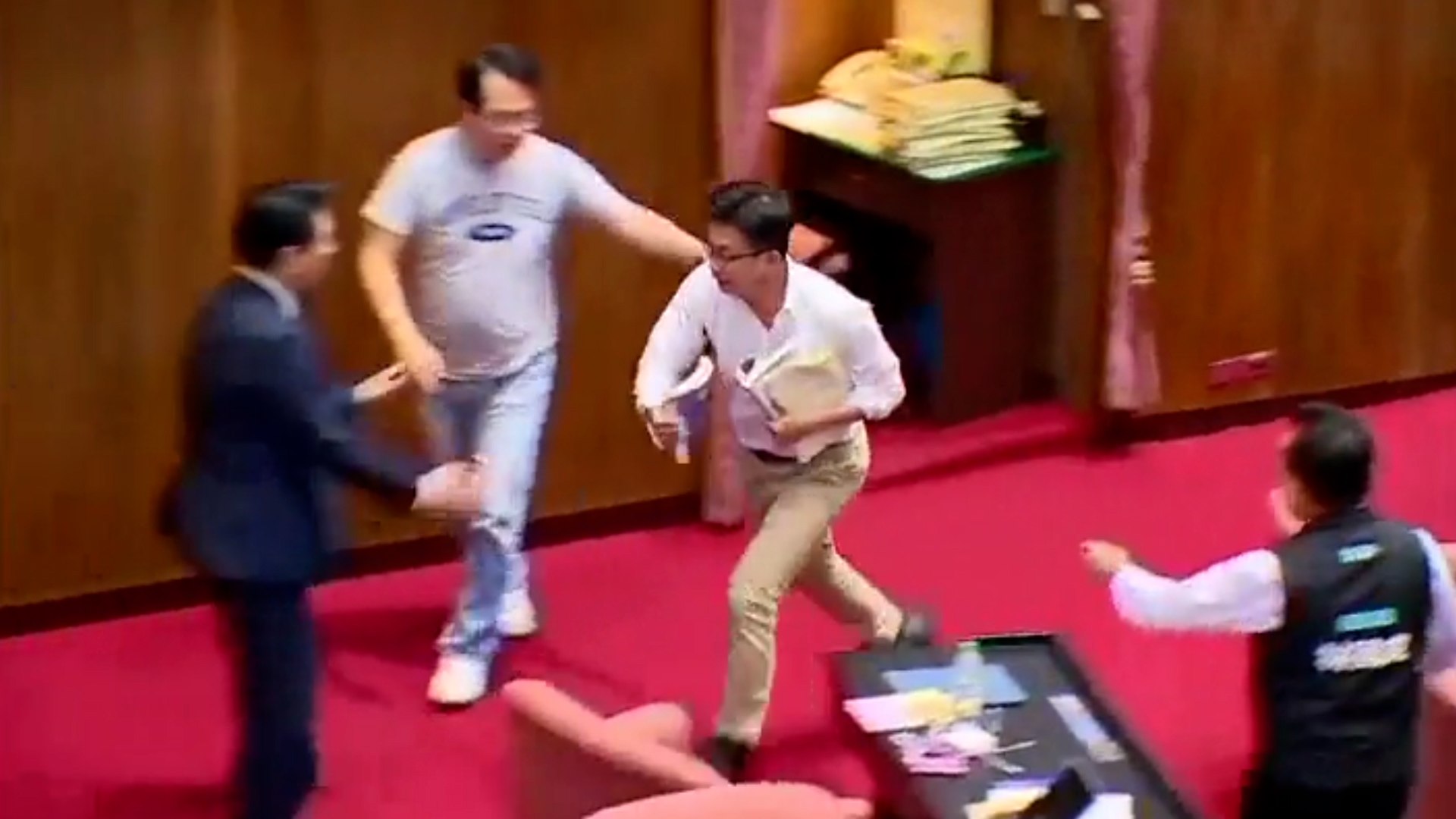Un diputado del Parlamento de Taiwn roba un proyecto de ley, sale huyendo y se desata el caos