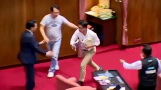 Un diputado del Parlamento de Taiwán roba un proyecto de ley, sale huyendo y se desata el caos