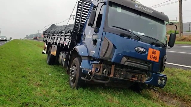 Caminhões se envolvem em colisão na rodovia BR-277, em Cascavel