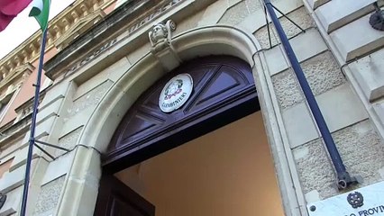 Vede la figlia con due ragazzi, li schiaffeggia e si porta l'auto: gli sparano alle gambe, ricostruito ferimento a Grammichele