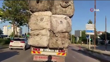 Kasası aşırı yüklü kamyonetle tehlikeye aldırış etmeden trafikte ilerledi