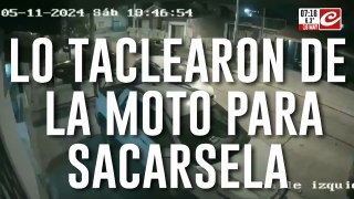 Tremendo video muestra cómo lo taclean para robarle la moto