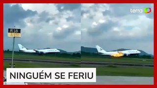Avião pega fogo em motor ao decolar e precisa retornar ao aeroporto na Indonésia
