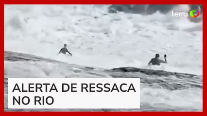 Vídeo flagra mar agitado arrastando banhistas em Niterói