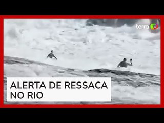 Vídeo flagra mar agitado arrastando banhistas em Niterói