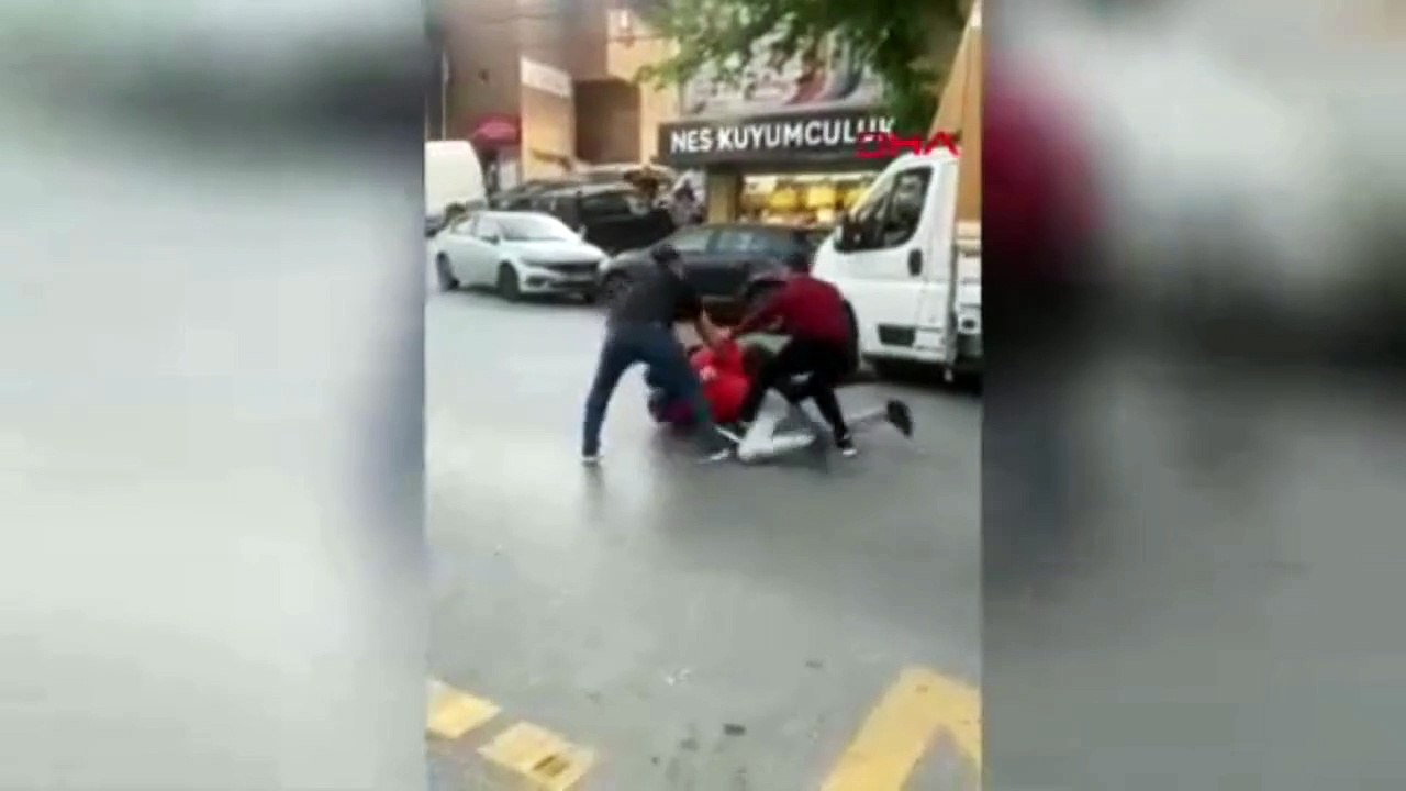 Yol verme kavgasında motokurye bıçaklandı