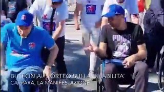 Buffon a Marina di Carrara: passeggiata sulla sedia a rotelle in solidariet? ai disabili