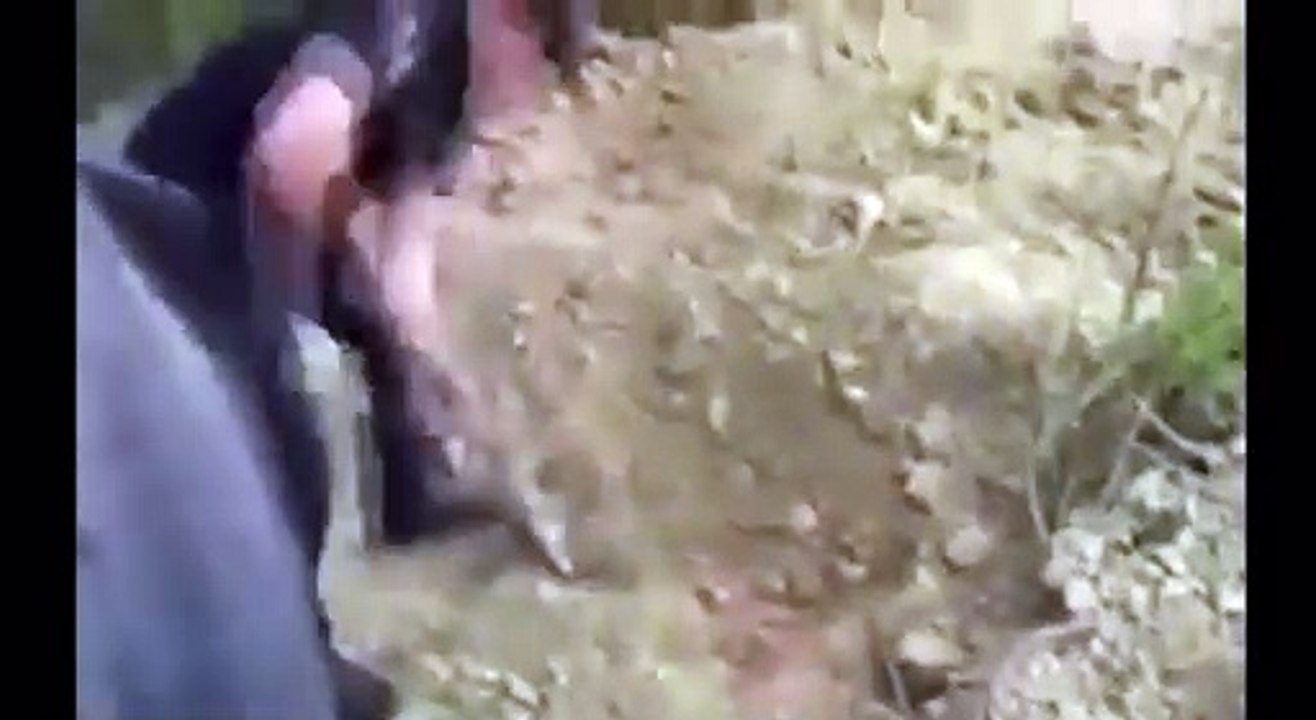 La macabra storia di un 62enne sepolto vivo per 4 giorni: la polizia sente le urla e lo salva