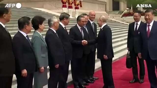 Putin in Piazza Tienanmen, calorosa stretta di mano con Xi