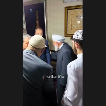 Fatih Erbakan, Haznevi tarikatı şeyhinin elini öptü