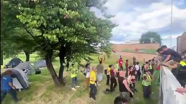 Firenze, gli operai ex Gkn mettono le tende nel cortile della Regione: «Resteremo qui fino a quando ci pare»