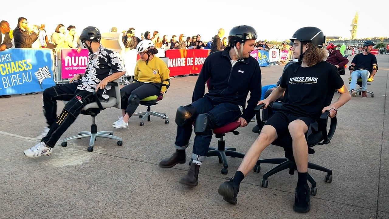 À Bordeaux, 120 recruteurs et demandeurs d'emploi s'affrontent lors d'une course de chaises de bureau