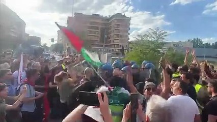 Firenze, scaramucce tra i manifestanti della Gkn e i poliziotti davanti alla sede della Regione