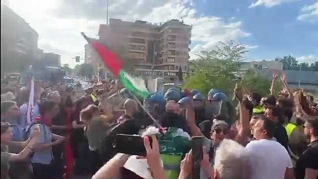 Firenze, scaramucce tra i manifestanti della Gkn e i poliziotti davanti alla sede della Regione