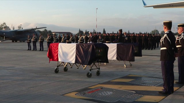Nouvelle-Calédonie : les corps des deux gendarmes tués rapatriés à Istres