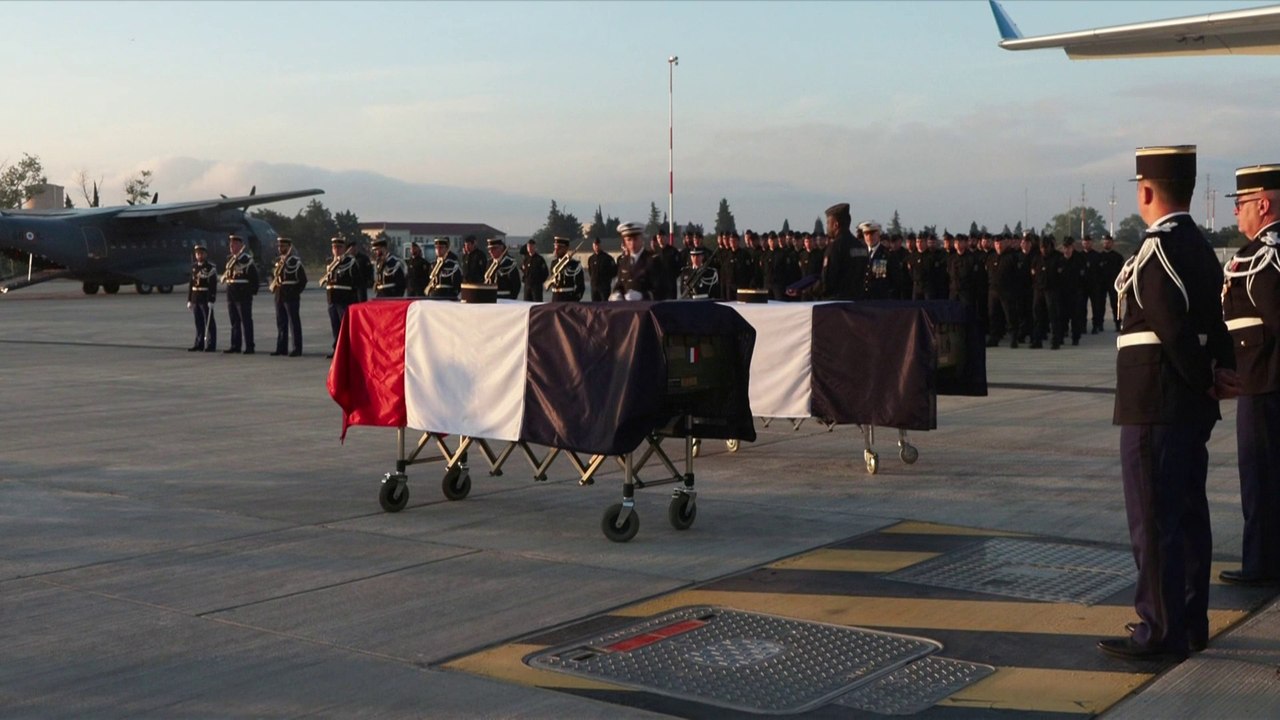 Nouvelle-Calédonie : les corps des deux gendarmes tués rapatriés à Istres