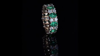 Anello girodito in oro rosa satinato modello Infinity con smeraldi e diamanti della Gioielleria Casavola di Noci