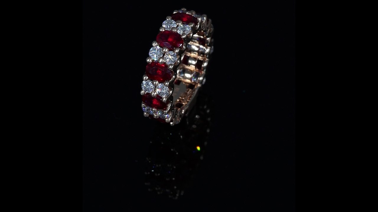 Anello girodito in oro rosa satinato modello Infinity con rubini e diamanti della Gioielleria Casavola di Noci
