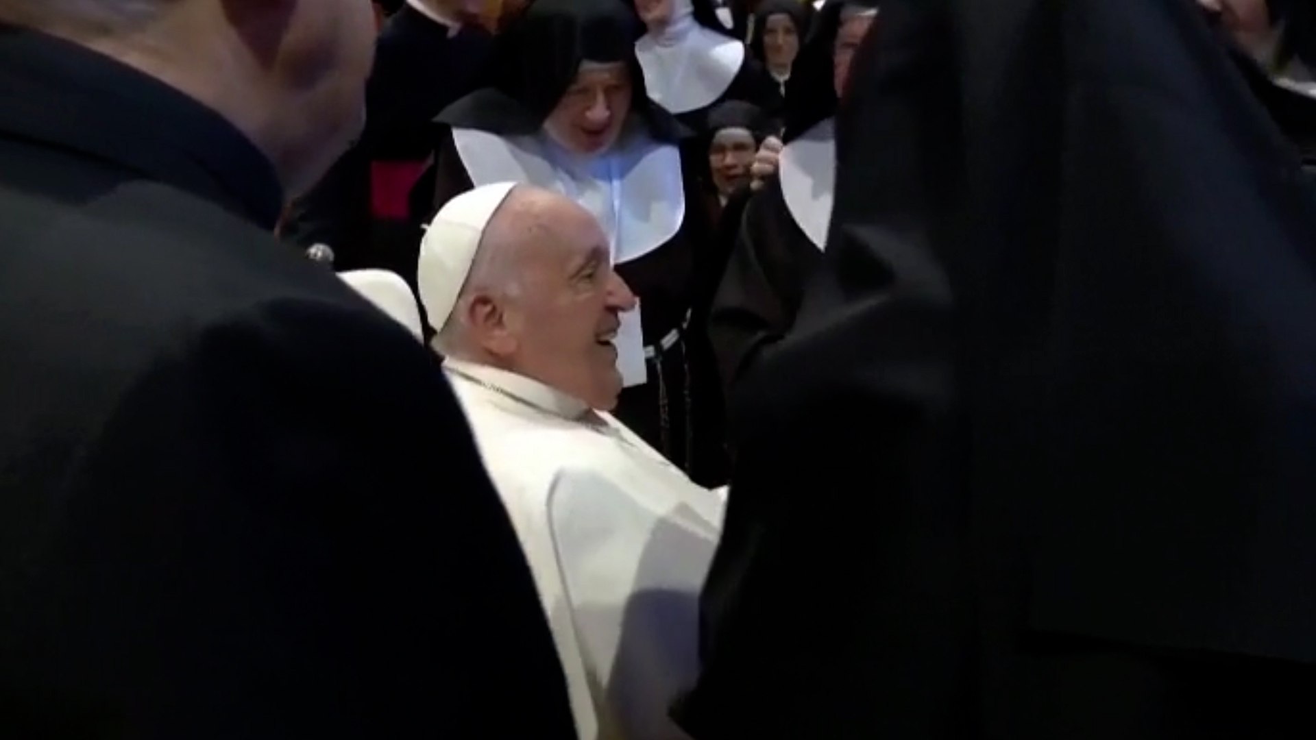 Un grupo de monjas rodea al Papa y le da una cariosa bienvenida a Verona