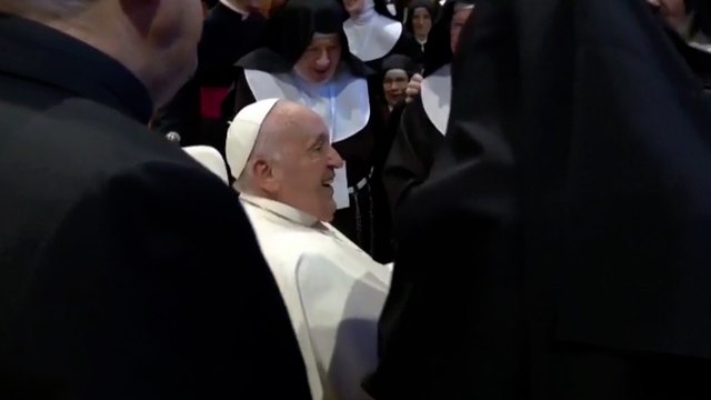 Un grupo de monjas rodea al Papa y le da una cariñosa bienvenida a Verona