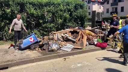 Bellinzago alluvionata, i residenti svuotano le case dall'acqua dopo l'emergenza maltempo
