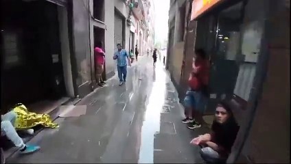 La sorprendente reacción de un 'youtuber' al pasear por el barrio de El Raval