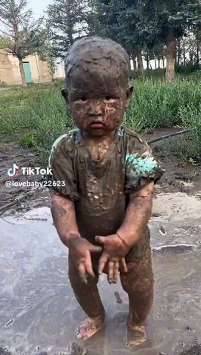 Video lucu anak kecil terjebur