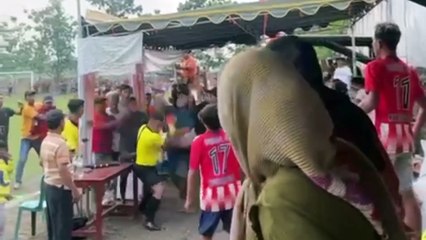 wasit di ser4ng pemain saat ricuh di pertandingan tarkam