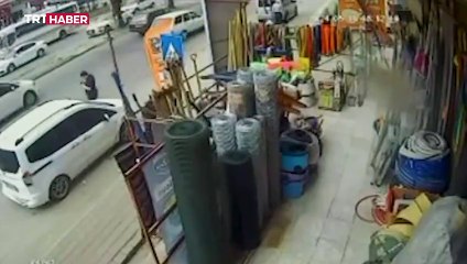 Adana'da seyir halindeki kamyonetin açılan kasa kapağının çarptığı kişi yaralandı