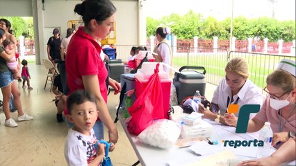Ciudadanos acuden a colocarse la vacuna contra la influenza
