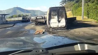 Des dizaines de carcasses de voitures incendiées s'accumulent sur les routes en Nouvelle-Calédonie.La situation reste insurrectionelle sur l'archipel malgré l'instauration de l'état d'urgence et le déploiement de renforts.