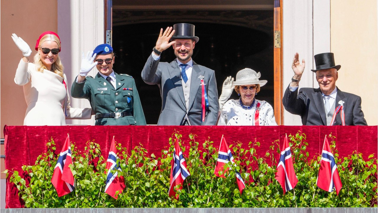 GALA VIDEO - Le roi Harald V de Norvège, le prince Haakon et sa fille Ingrid Alexandra : trois générations au balcon pour une grande occasion