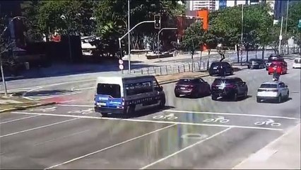 Motorista persegue ladrão, mas bate Lamborghini no poste