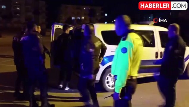 Dur ihtarına uymayan otomobil direğe çarparak durabildi