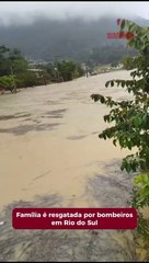 Família com cinco crianças é resgatada por bombeiros em Rio do Sul