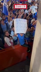 "Antuna, adóptame o regálame tu playera" se lee en letrero de aficionado de Cruz Azul