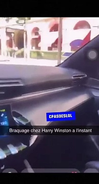 Regardez les images spectaculaires du braquage par des hommes armés, d'une bijouterie hier, à quelques mètres des Champs-Elysées, sur la très chic avenue Montaigne