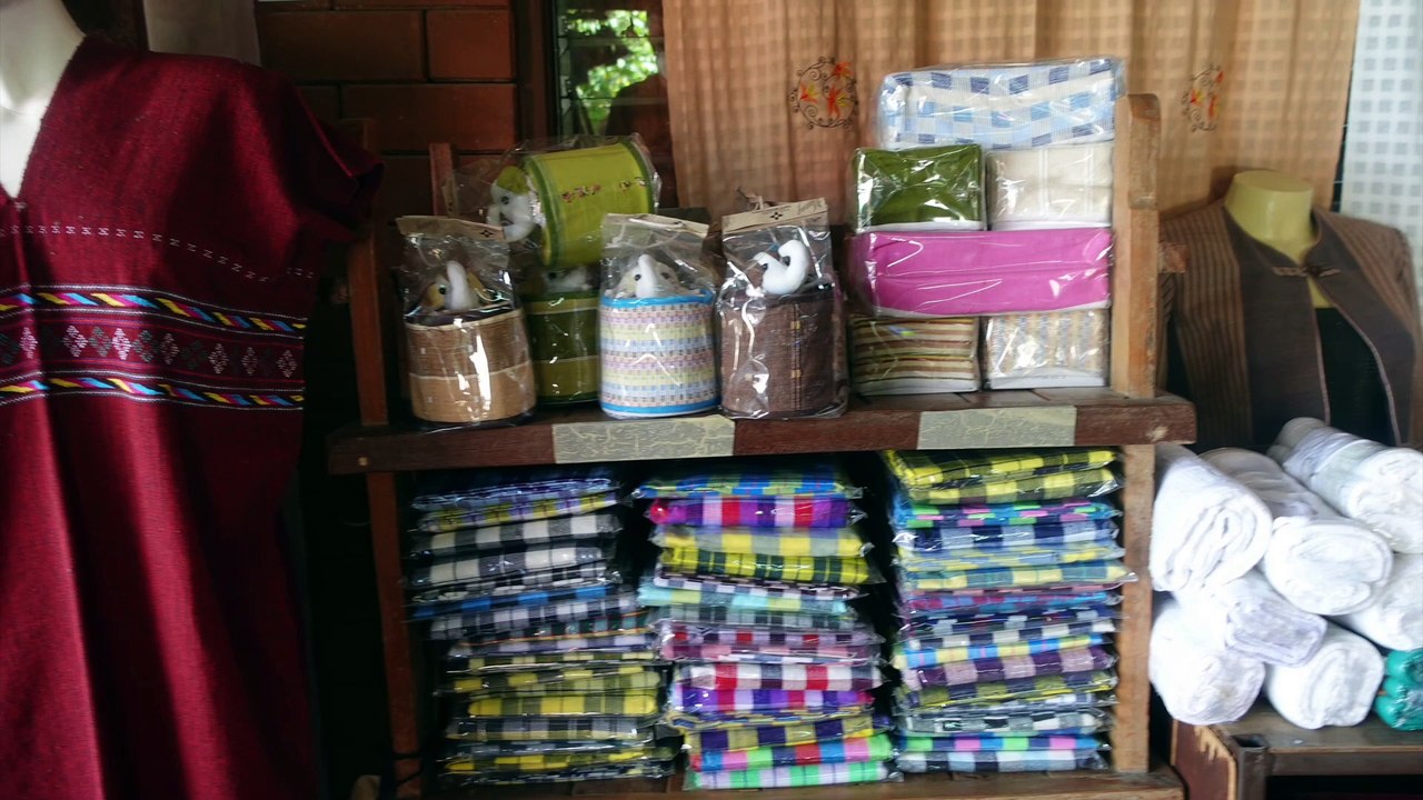 Auf dem Dorf in Thailand. Traditionelle Hosen für Sopha und Katzenfutter