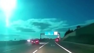 Meteoro atravessa Portugal: veja o rasto de luz que iluminou o país de lés a lés