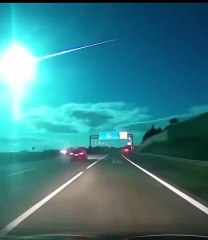 Meteoro atravessa Portugal: veja o rasto de luz que iluminou o país de lés a lés