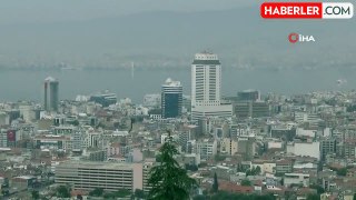 İzmir'de toz taşınımlı hava etkili oldu, araçlara çamur yağdı