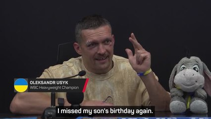 Скачать видео: Usyk 'happy' after beating Fury to become heavyweight champion