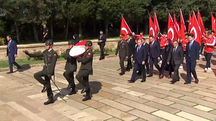 Bakan Bak, 19 Mayıs'ta Temsilci Gençler ve sporcularla birlikte Anıtkabir'i ziyaret etti