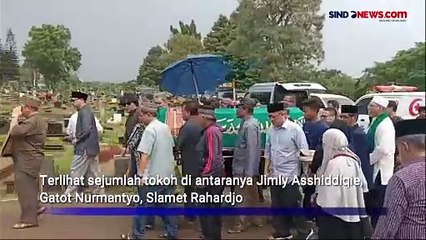 Tiba di TPU Tanah Kusir, Jenazah Almarhum Salim Said Dimakamkan Satu Liang Kubur Bersama Ibunya