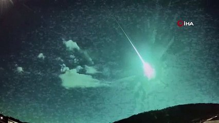 O ülkelerde görüldü ! Mavi ateş topu geceyi aydınlattı