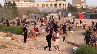 تهافت فلسطينيين لاستلام المساعدات الإنسانية