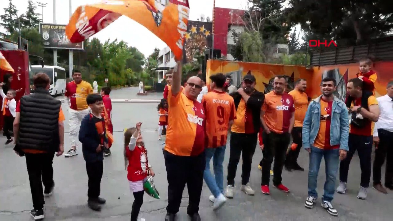 Galatasaraylı taraftarlar, derbi saatini Florya'da coşkuyla bekliyor
